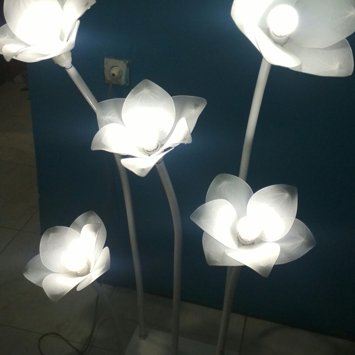 stending lampu kelopak bunga