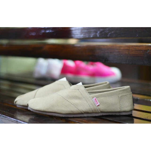 sepatu wakai slipon mens santai cream,  original vietnam
