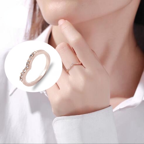 Cincin Bentuk V Bahan Titanium Warna Emas Gaya Korea Untuk Wanita