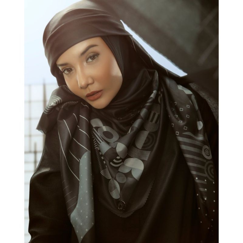 Deenay X Zaskia Sungkar Cosmo Black