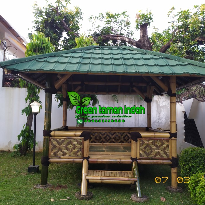 gazebo saung bambu ukuran 2,5x2,5 meter dengan atap genteng metal