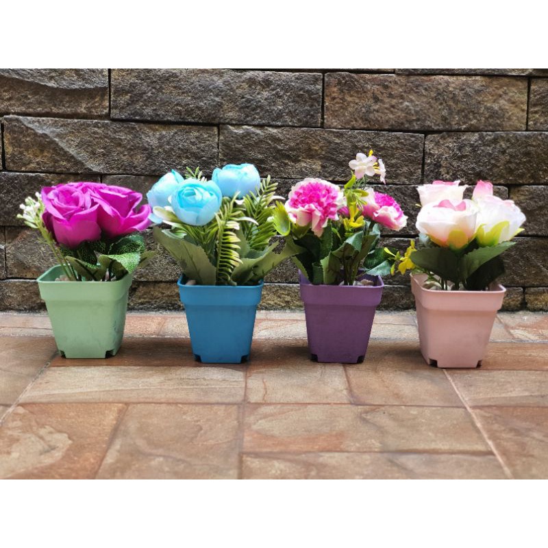 BUNGA KECIL VAS PLASTIK