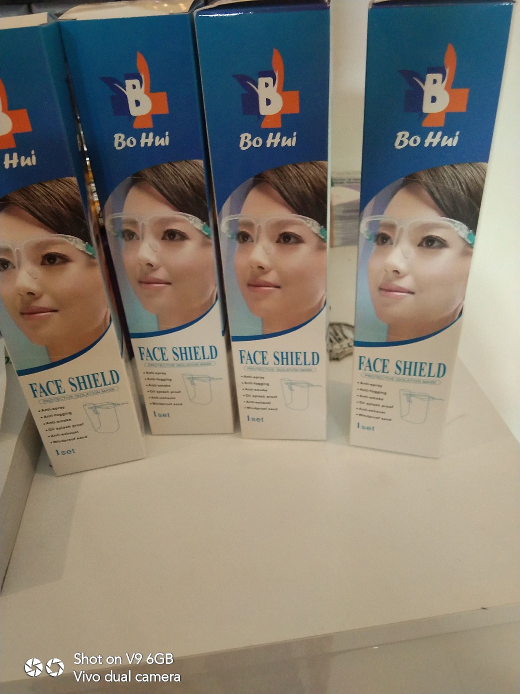 Face Shield Anti Debu Dengan Frame Warna Putih Pink Transparan Sebagai Penyangga | Rumify