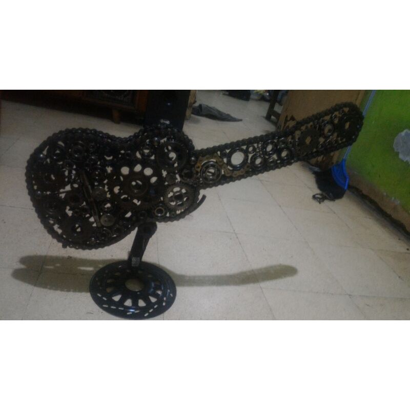 Metal Art Bentuk Gitar Barang Istimewa Antik Dan Unik