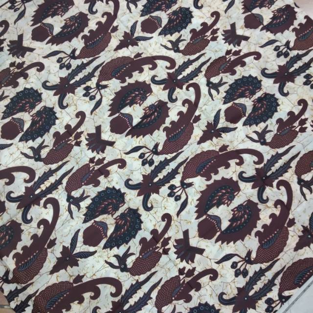 Kain Batik kota solo motif sayap Garuda warna dasar putih tulang