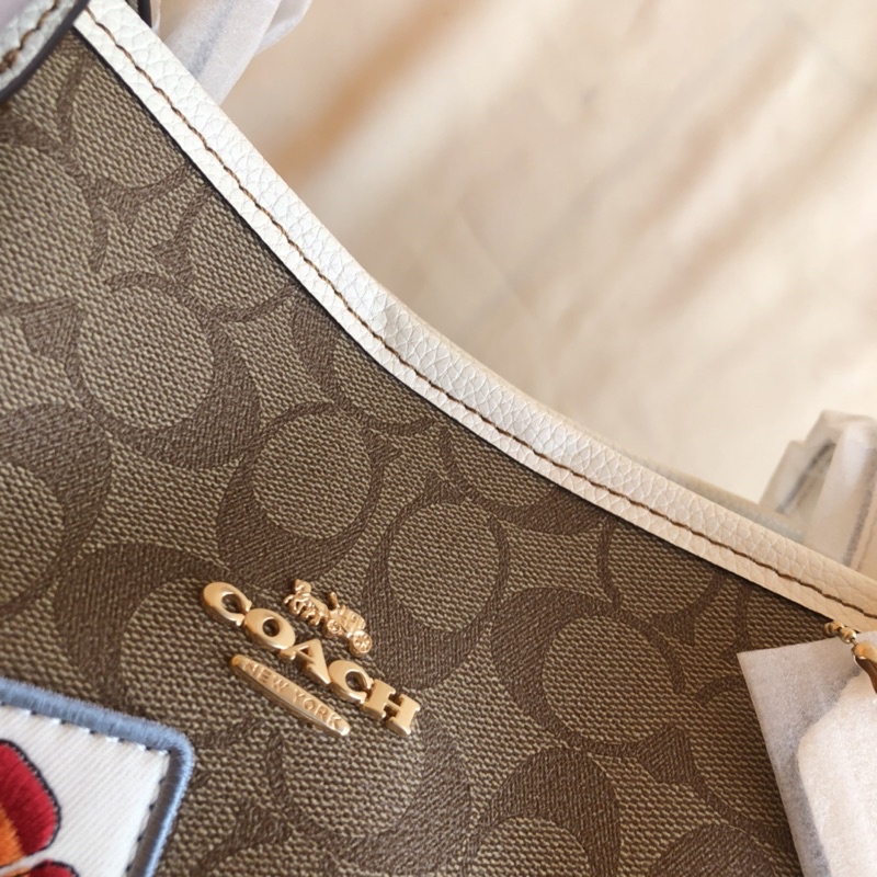 Coach Tote Peanuts City Signature Canvas With Varsity Patches (C4292)