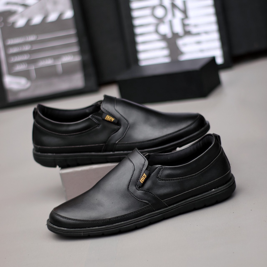 MOLK Sepatu Slip On Pria Casual Kulit Sintetik Semi Formal Pantofel Hitam Kerja Kantor Kuliah