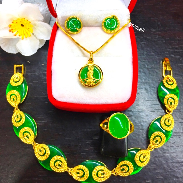 Set kalung giok xuping kwan im hijau.