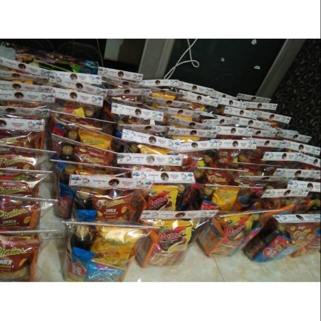 Souvenir snack ultah,  tedak siten