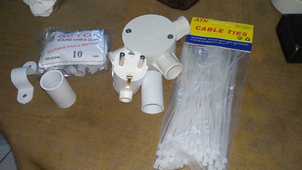 Klem Pipa Conduit 20mm / Klem Pipa Listrik