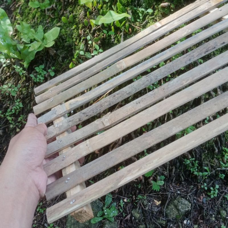 Footrest Alas Kandang Kelinci dari Bambu