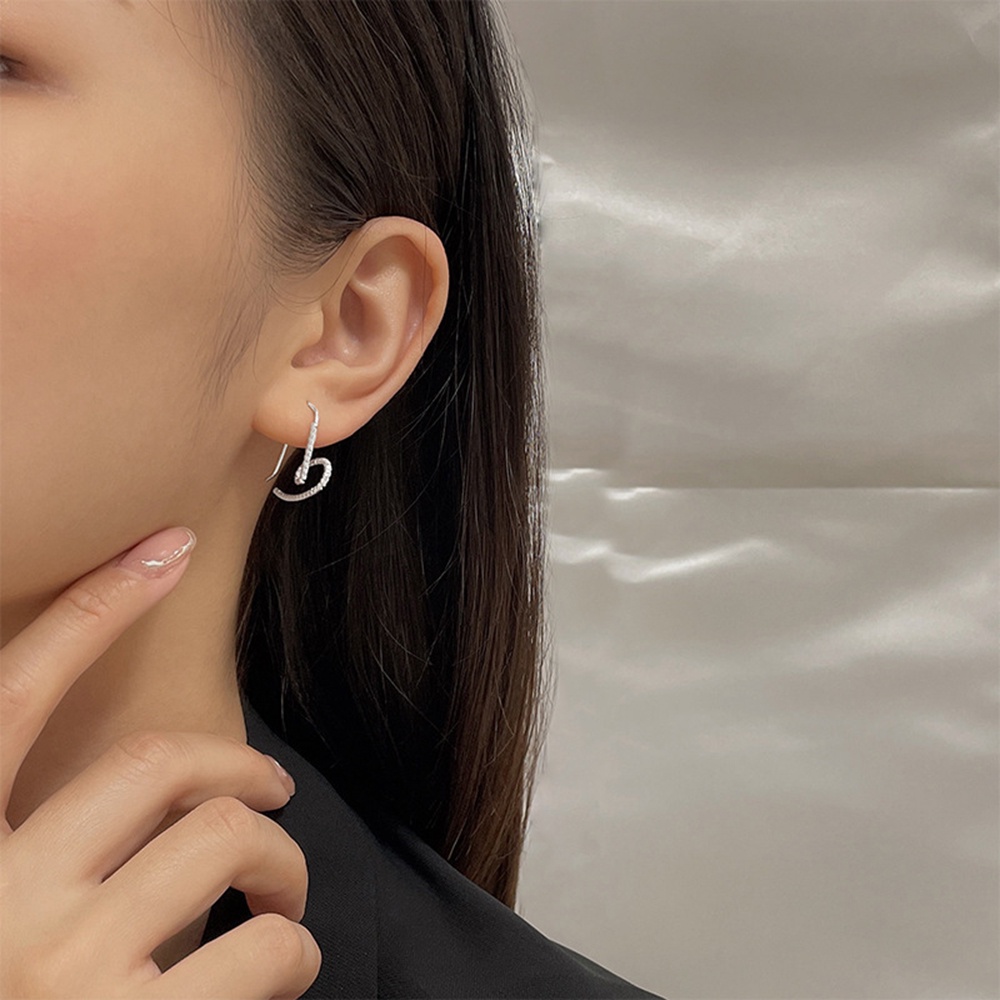 1 Pasang Anting Stud Bentuk Hati Tidak Teratur Warna Silver Untuk Wanita