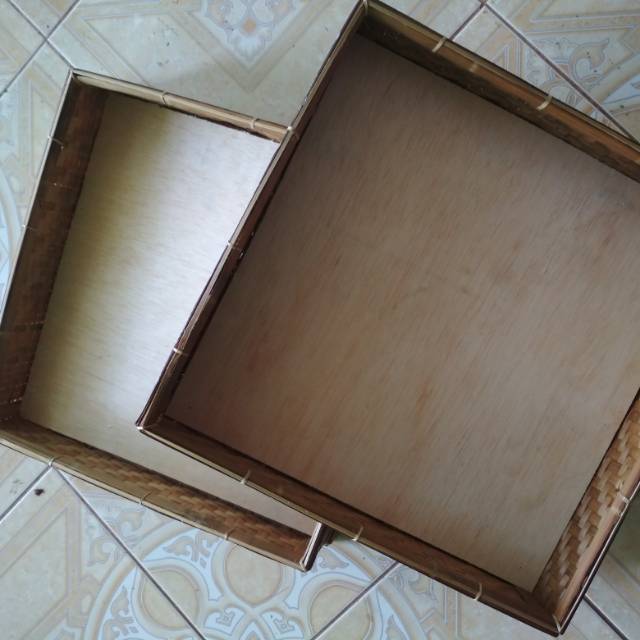 Kotak parsel dari anyaman bambu
