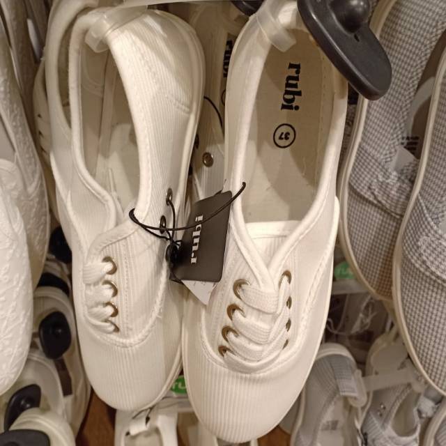 Sepatu / Sneakers Putih Rubi