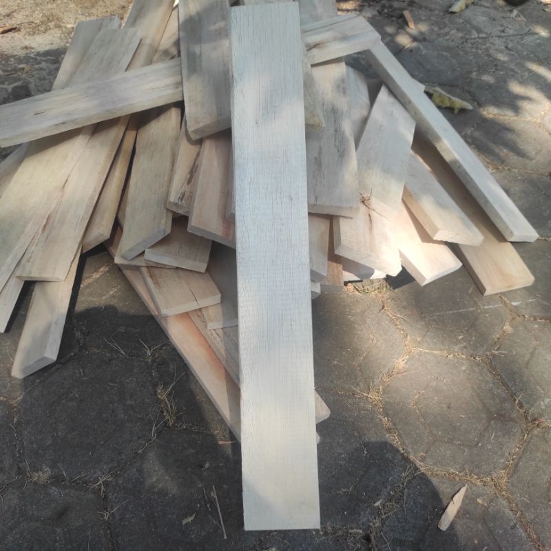 Kayu Papan Sengon Laut Albasia Ukuran 2×8×130 cm