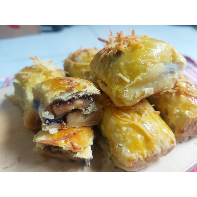 

BOLEN PISANG ISI 10/BOX