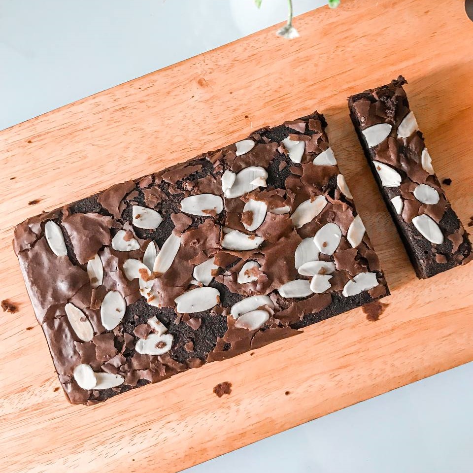 

Brownies panggang legit toping almond 300g