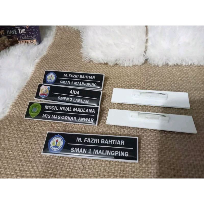 

NAME TAG NAMA DADA AKRILIK KUNINGAN MAGNET PENITI RESIN