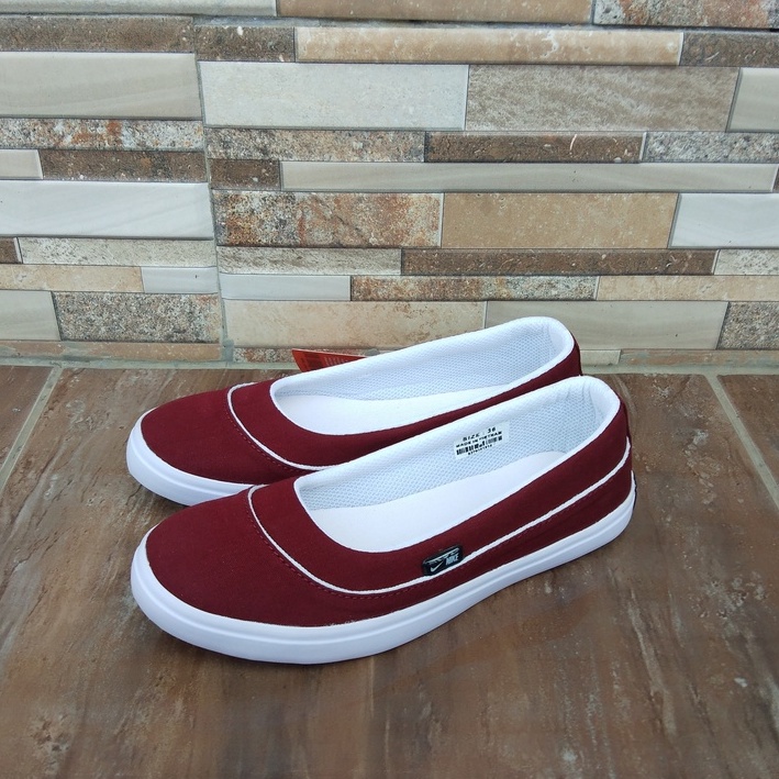 SEPATU WANITA SLIP ON 05 MARUN PUTIH/SEPATU KERJA/SEPATU KULIAH/SEPATU SANTAI/SEPATU HIJABERS/SEPATU SLIP ON