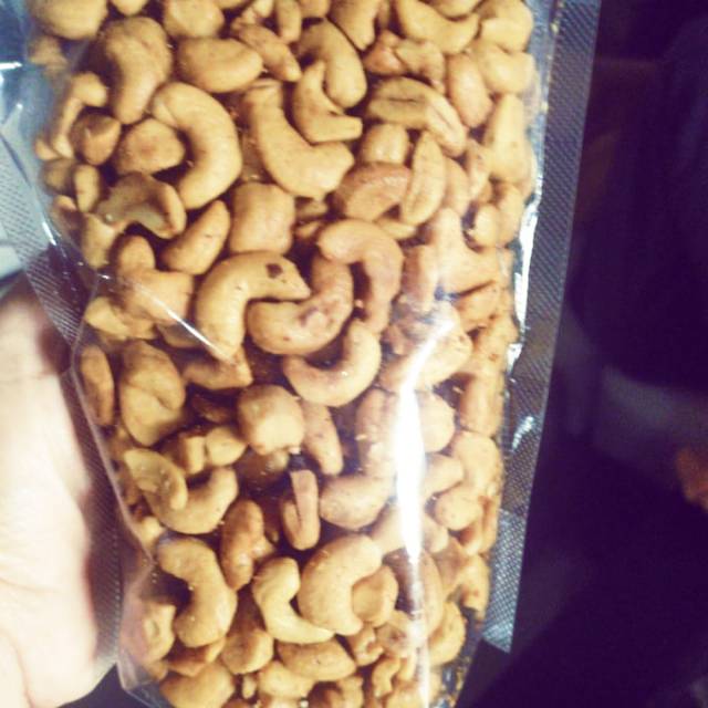 

Kacang mede import utuhan 1kg
