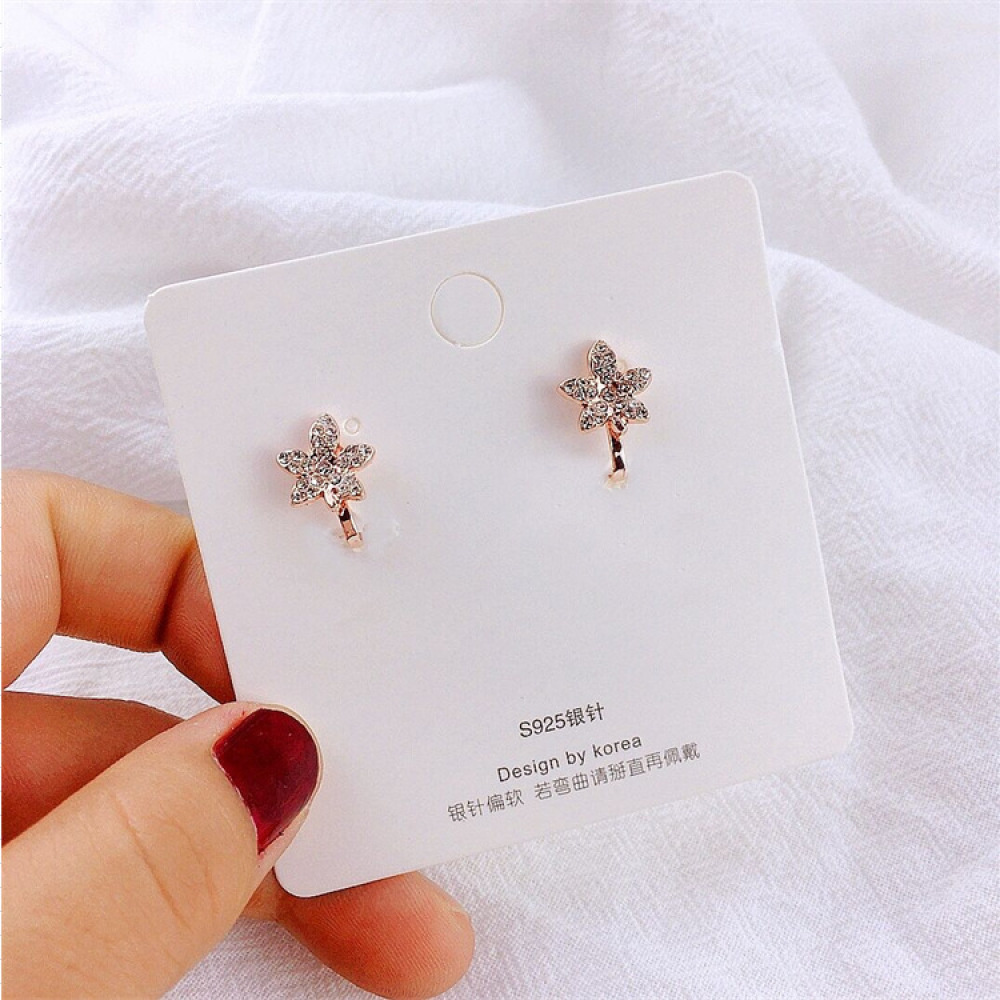 Anting Klip On Tanpa Tindik Desain Daun Maple Lapis Emas Hias Kristal Untuk Wanita