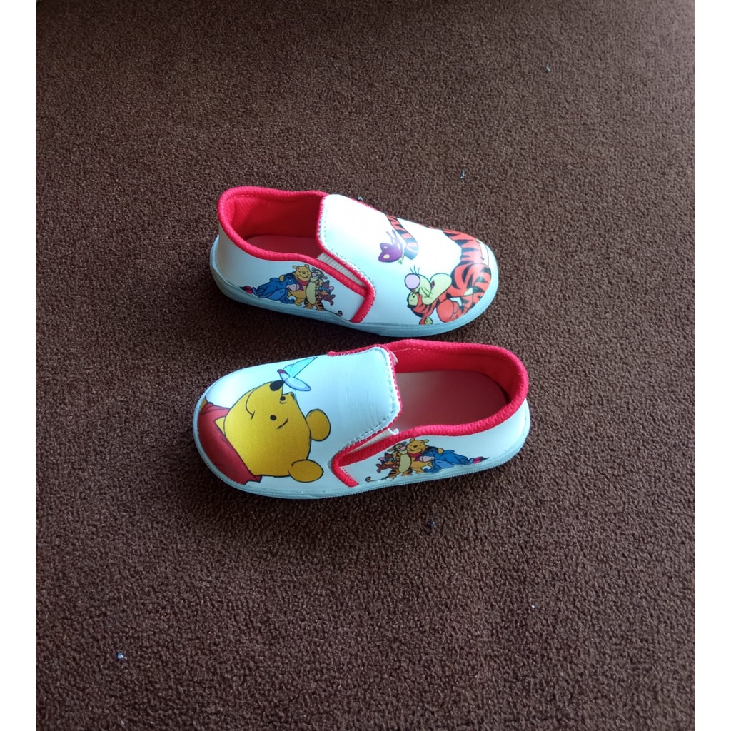 Keyla - Sepatu Slip On Motif Winnie The Pooh Terbaru Dan Trendi - Putih