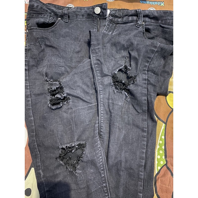 Preloved Ripped Jeans Hitam