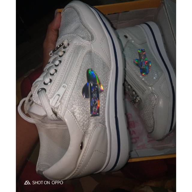 Sepatu gosh putih size 37