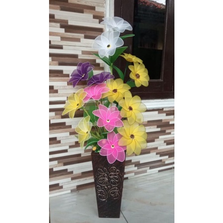 bunga hias stoking  sudut ruangan