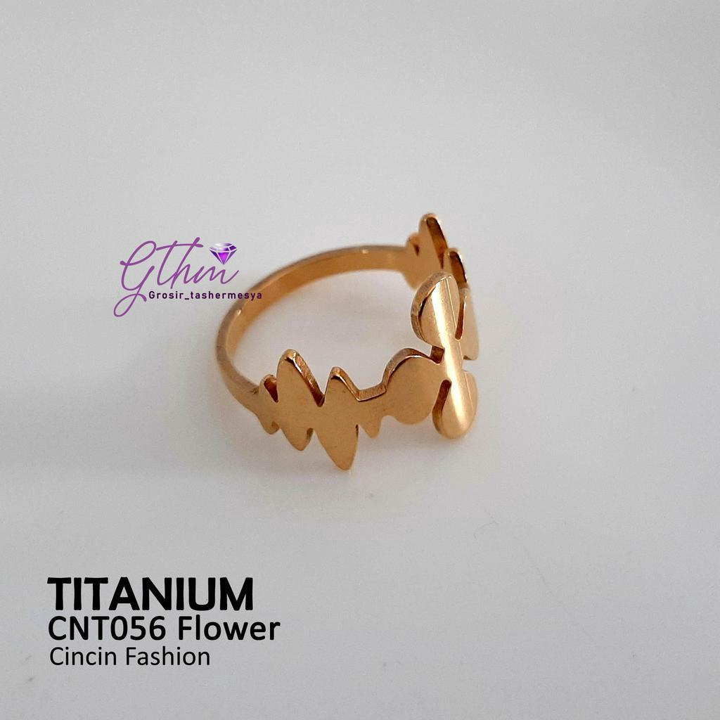 cincin titanium cnt056 motif bunga clover