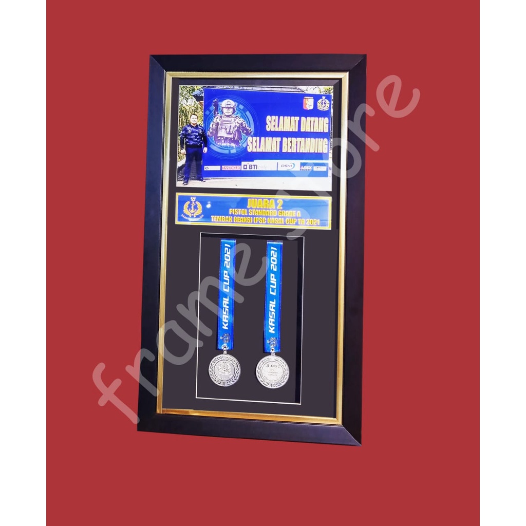 Bingkai Pajangan Medali dan Foto