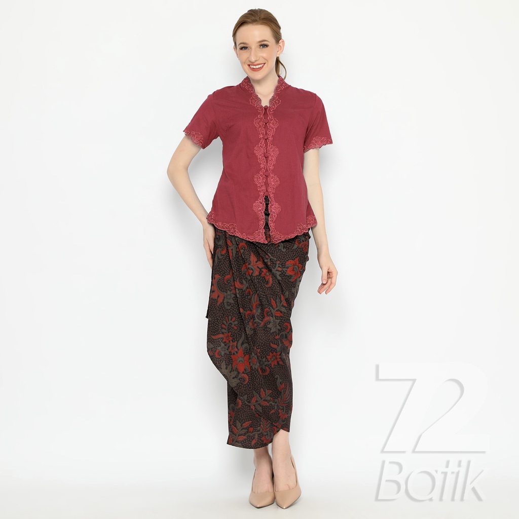 BAJU BATIK COUPLE  Kemeja Rok Lilit Instan Batik Pria Lengan Panjang Slimfit Premium Dobby Hitam Merah 721536 Cap 72 - Baju Kemeja Atasan Pakaian Batik Couple Cople Pria Cowok Laki Laki Remaja Keluarga Lengan Panjang Modern Slimfit Premium Kekinian