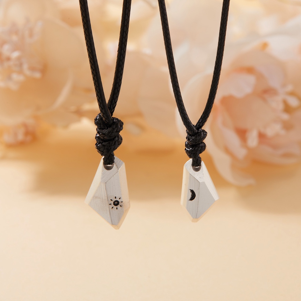 2pcs / Set Kalung Tali Kulit Dengan Liontin Batu Bulan Matahari Untuk Pasangan