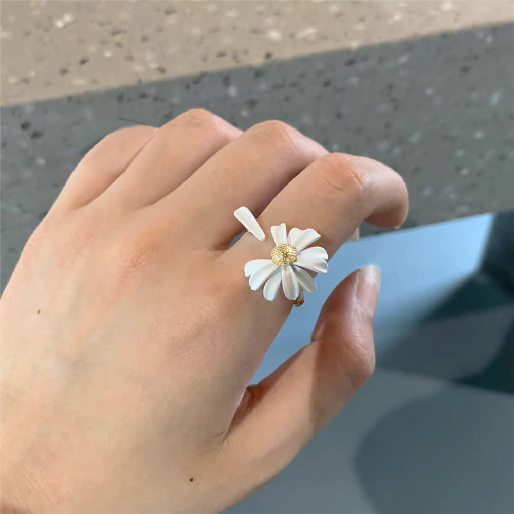Anting Dan Kalung Desain Daisy Asimetris