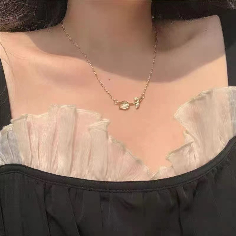 Kalung Desain Bunga Tulip Aksen Berlian Imitasi