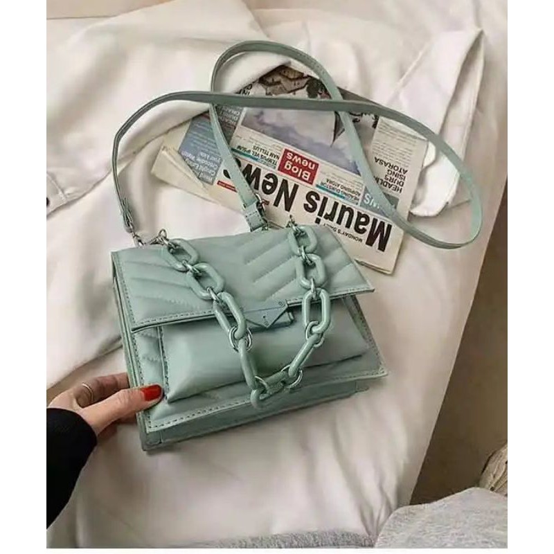 

Kode: SALE ELJ 5523 IDR : 133 rbBahan : Kulit Puukuran: 16 x 20 x 8 cm