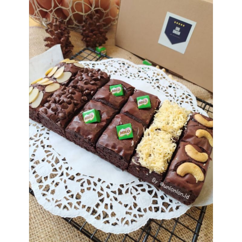 

BROWNIES PREMIUM UKURAN 22X10 12 SLICE