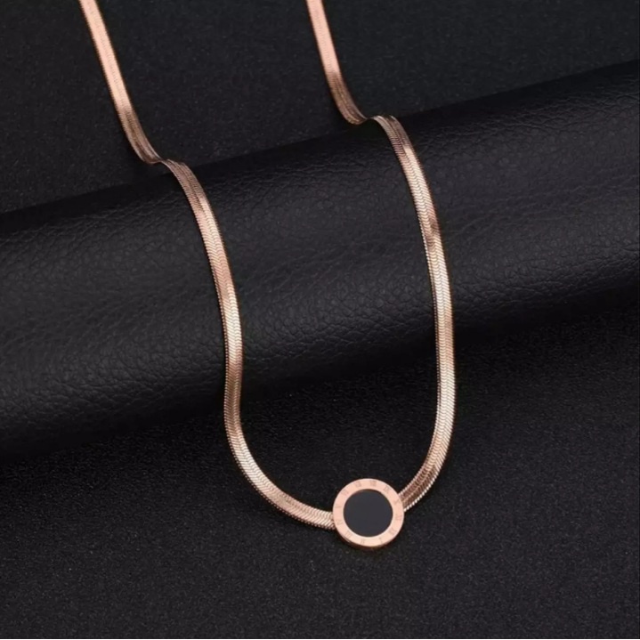 KALUNG WANITA ASLI TITANIUM MODEL GEPENG LIONTIN HITAM / AKSESORIS WANITA ASLI TITANIUM