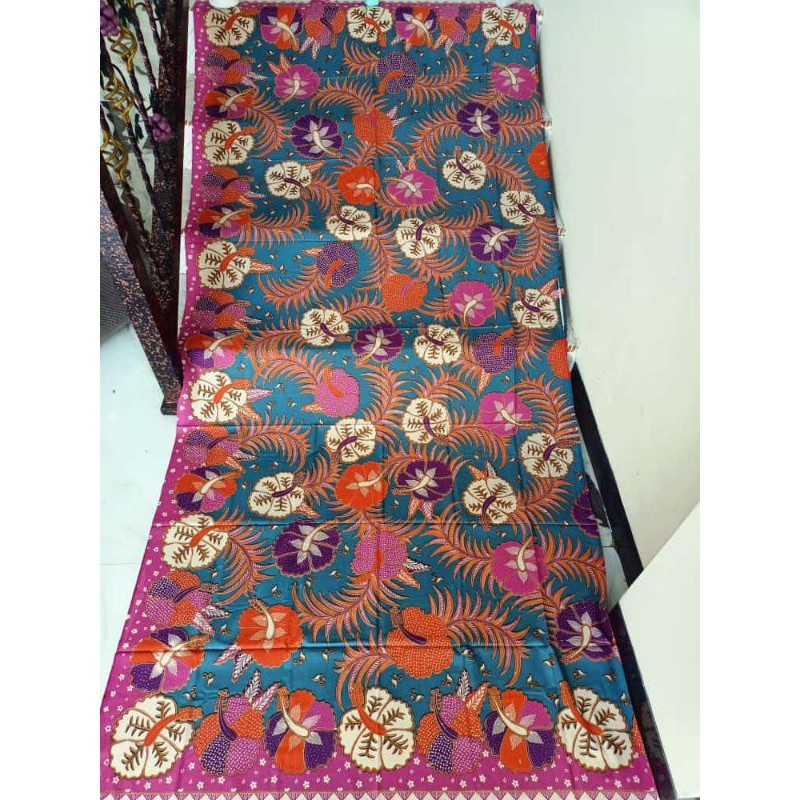 Kain Batik Laweyan Solo motif bunga dasar ungu