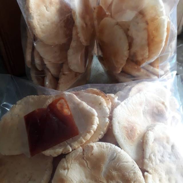 

Kerupuk kemplang panggang asli Palembang