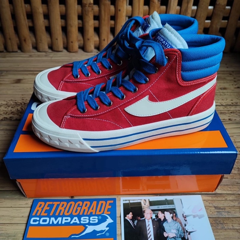 Compass Retrograde Retailer High Red/Blue