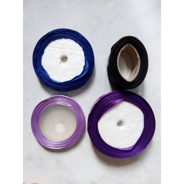 

Pita satin roll tebal 0,5 cm 1 cm 2 cm 2,5 cm Pita Kain Satin Baju Fashion Serbaguna Murah Pita Kado