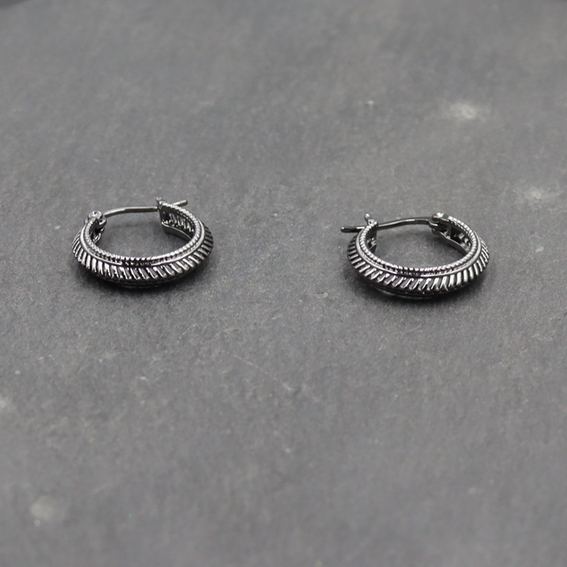 Anting Bentuk Lingkaran Warna Hitam Bahan Tembaga Anti Alergi Gaya Retro Untuk Pria Dan Wanita