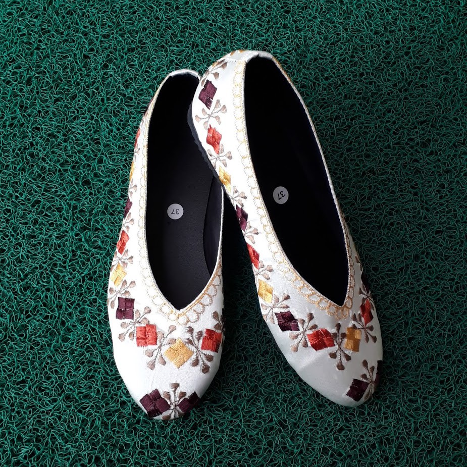 etnik fashion sepatu wanita flat slip on bordir terbaru murah ketupat putih