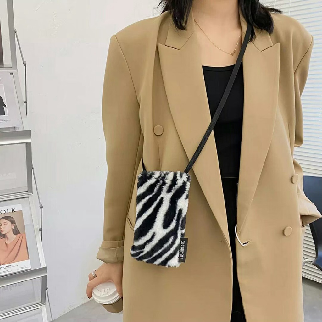 Tas Selempang Mini Bulu Wanita Fashion Sling Bag / Phonecell Bag style Best matrial Bulu / Muat Hp kualtias ok / tas bulu