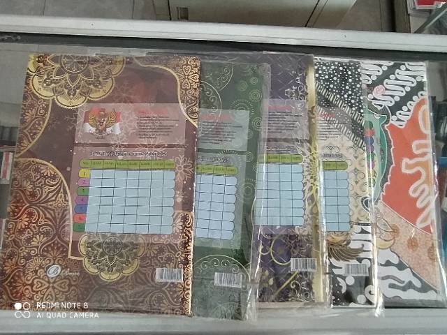 

KERTAS SAMPUL BUKU BOXY MOTIF BATIK (BELI 12 PCS GRATIS GOODIE BAG SEDANG)
