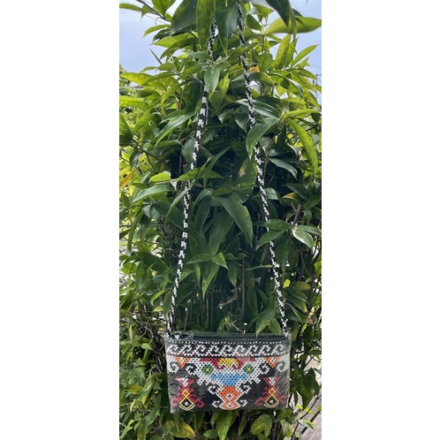 tas selempang dengan aksen manik Dayak