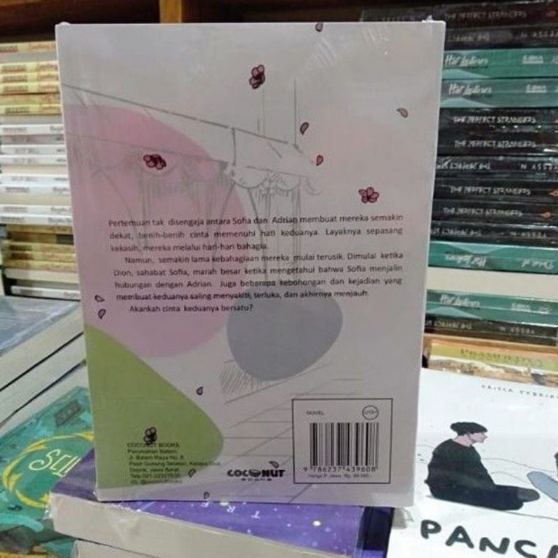 NOVEL HOLD ME KERTAS : BOOKPAPERPENULIS : DEWIE SOFIA-1