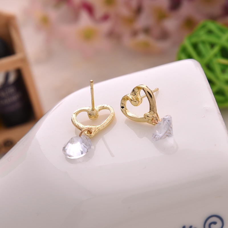 Anting Bentuk Hati Model Hollow Aksen Zircon Warna Emas Gaya Korea Untuk Wanita