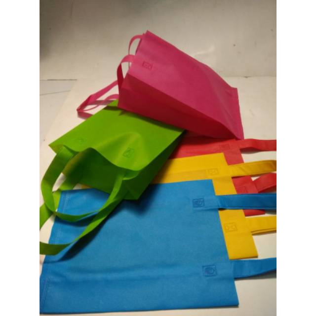 Tas goodiebag spunbond polos ukuran 25x35x8